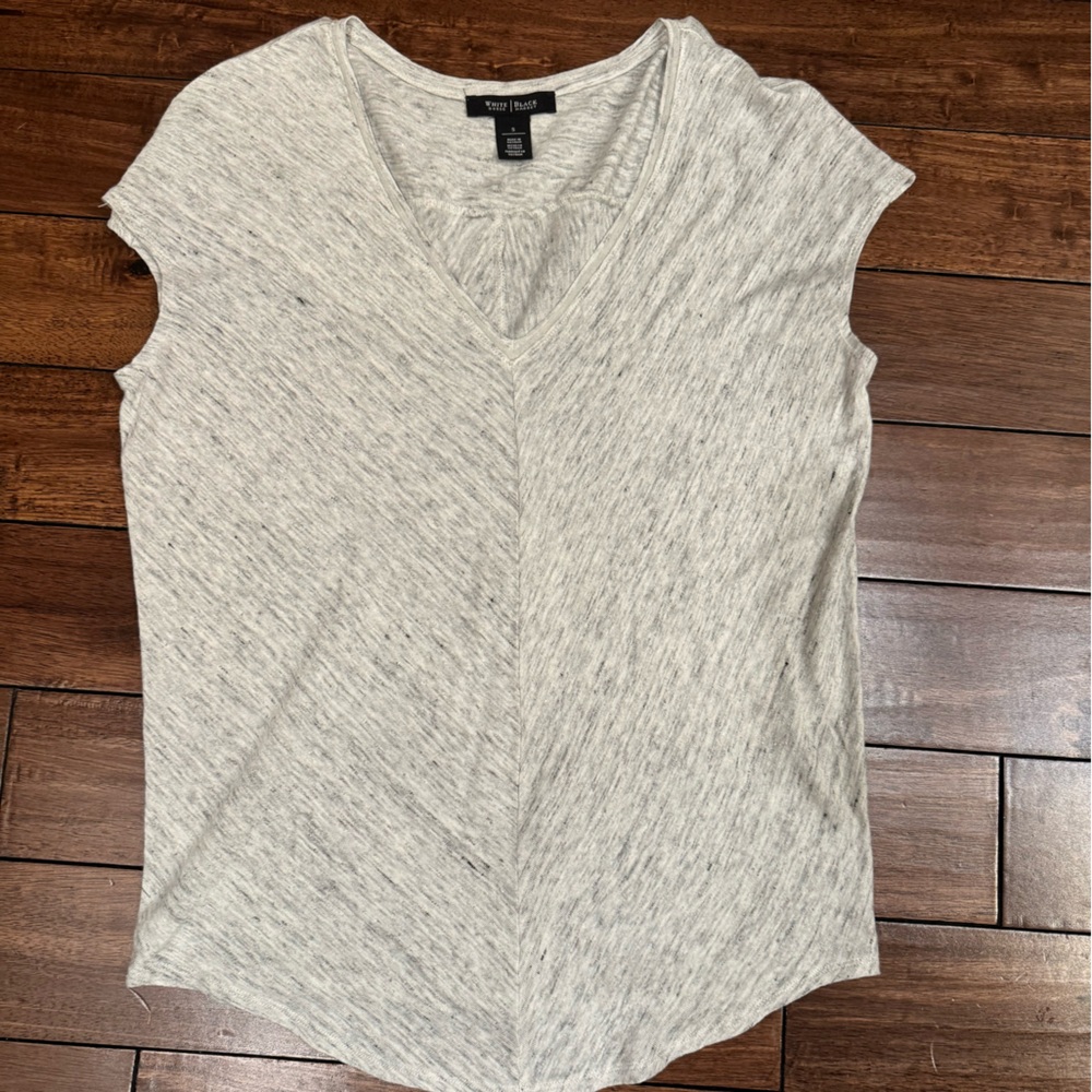 White House Black Market Heathered Light Gray V-Neck Short Sleeve Tee